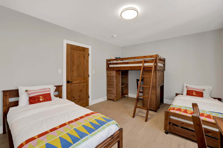 Room 3, Pine Woods Retreat #2596, San Bernardino