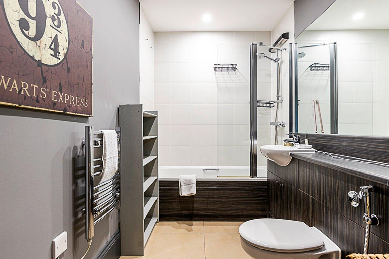 Bathroom 3, Riverside Escape with Breathtaking Thames Views, London