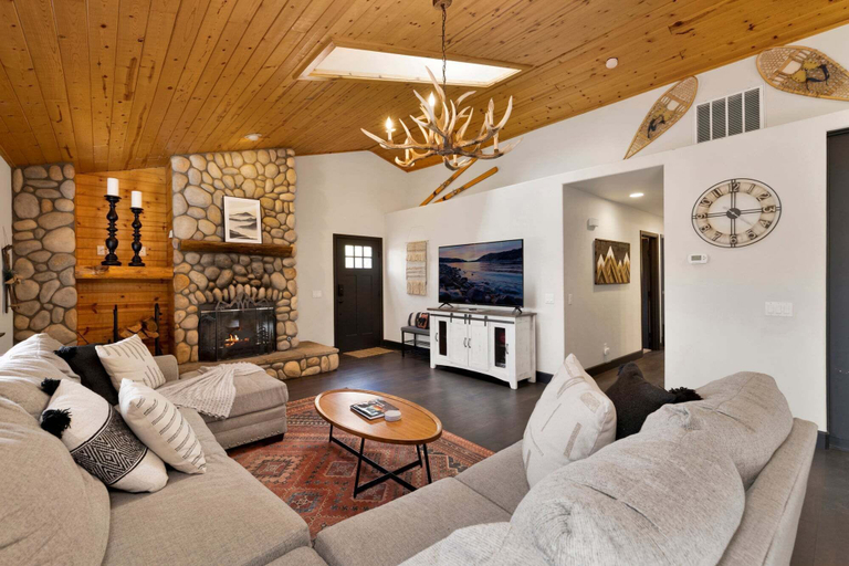 Living area 2, 2614 - Cielos Nest, San Bernardino