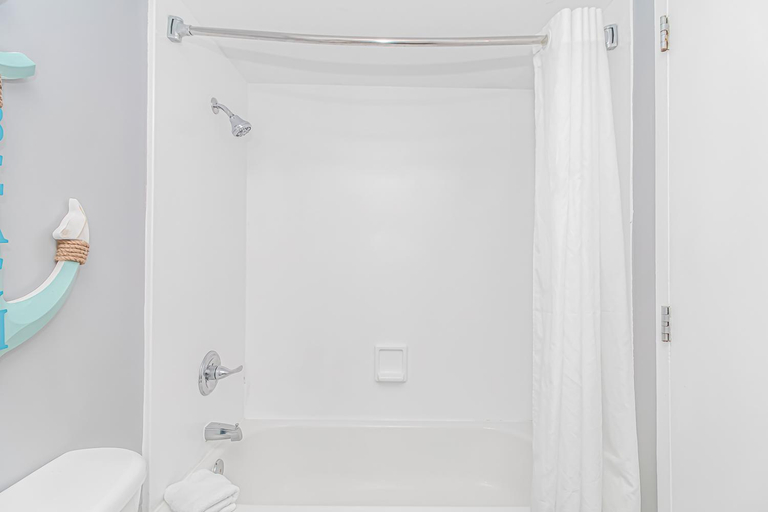 Bathroom 4, Landmark 830, Horry