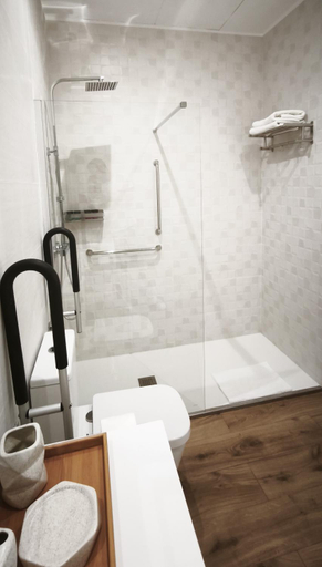 Bathroom 4, Pension Restaurante Vazquez, A Coruña