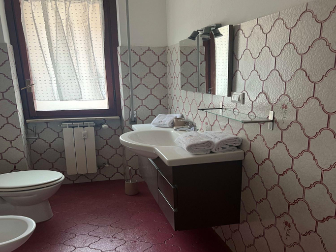 Bathroom 3, Large Bright Apt - Cinque Terre & Gulf of Poets, La Spezia