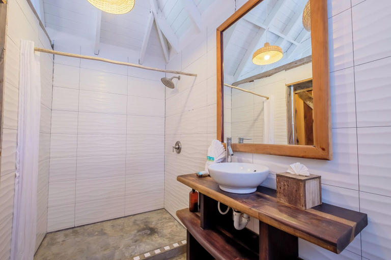 Bathroom 5, Thatch Caye, a Muy'Ono Resort