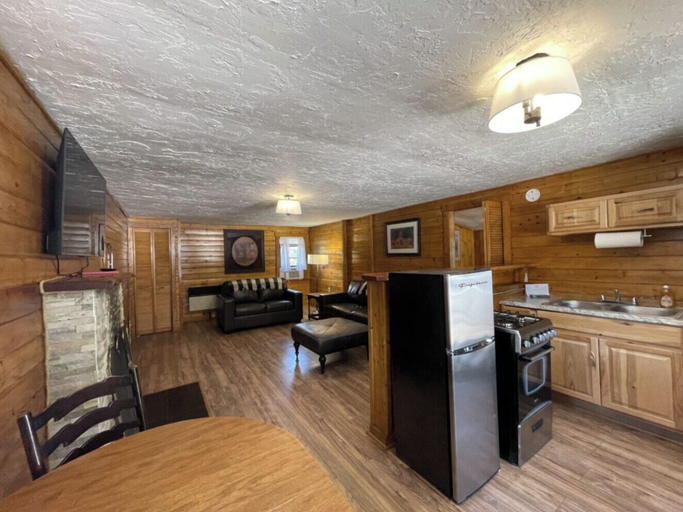 Living area 2, Casey's Cabins, Lincoln