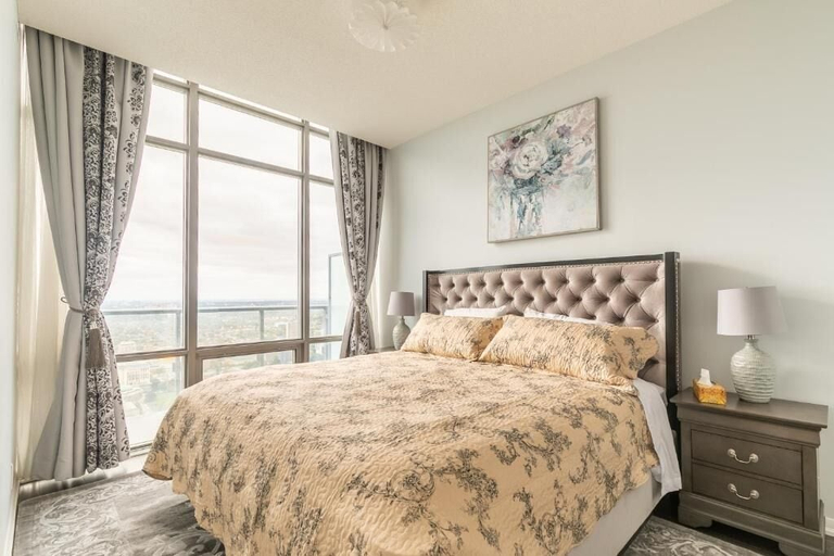 Room 2, City Explorer Suites, Toronto