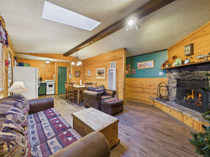 Room 3, Whispering Pine Cabins, Lincoln