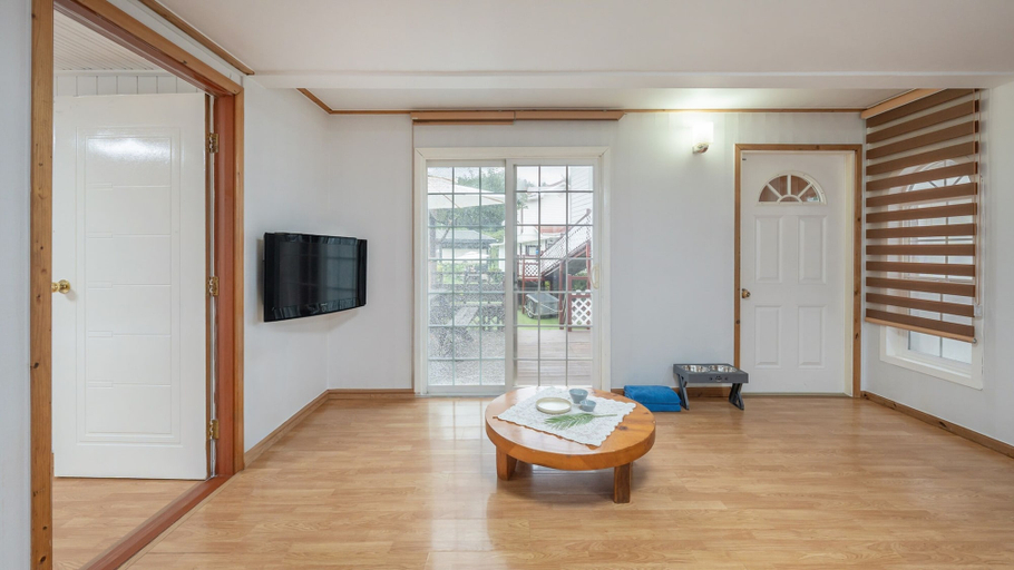 Room 2, Evergreen Pet-friendly Pension, Taean, Taean