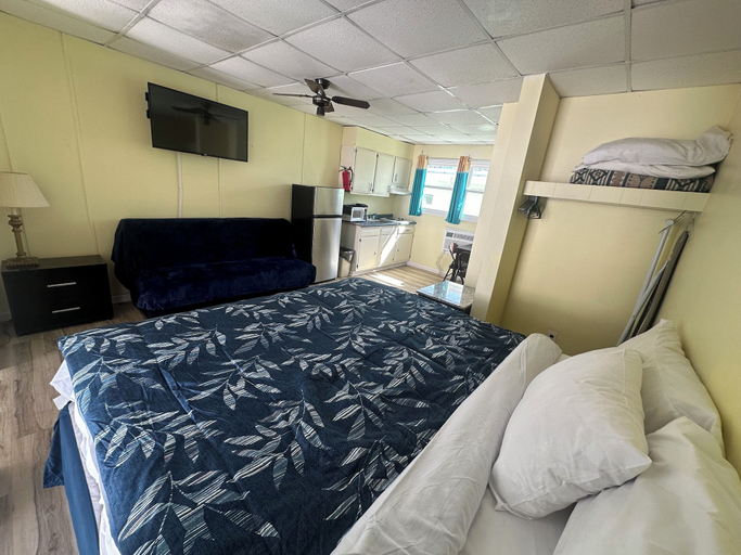 Bedroom 3, Searay Motel, Cape May