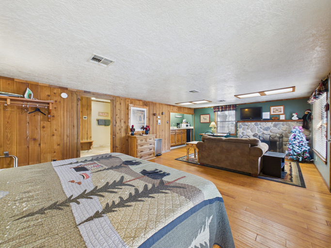 Room 4, Whispering Pine Cabins, Lincoln