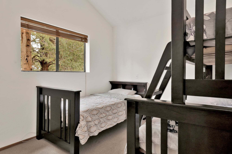 Room 2, Vivienda de Osos #2549, San Bernardino