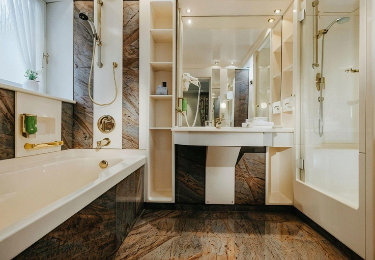 Bathroom 4, Romantik Berghotel Astenkrone, Hochsauerlandkreis