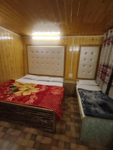 Others 4, HOTEl momin, Srinagar