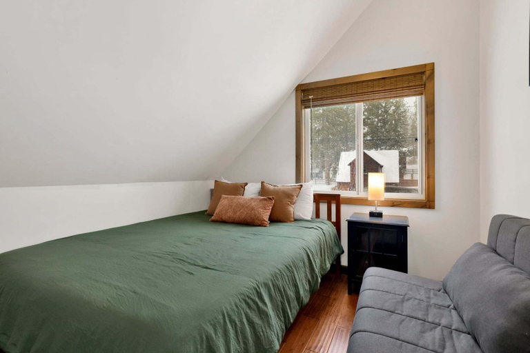 Room 4, 2612- Ursa Major Lodge, San Bernardino