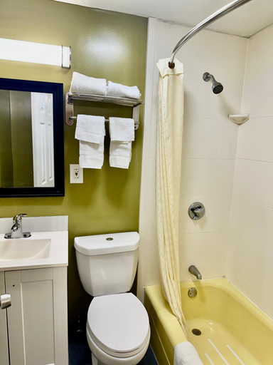 Bathroom 4, Wickford Motor Inn, Washington