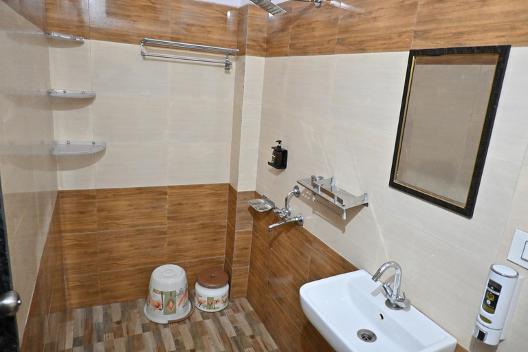 Bathroom 3, Goroomgo K & K Jabalpur, Jabalpur