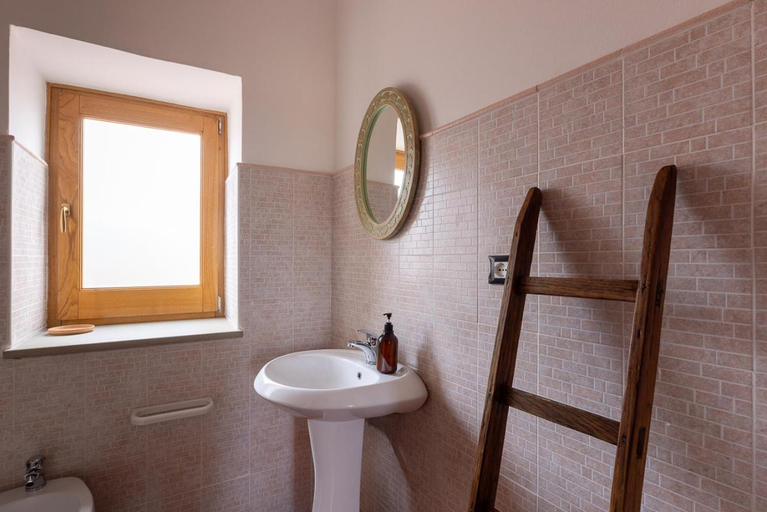Bathroom 2, Omero, Messina