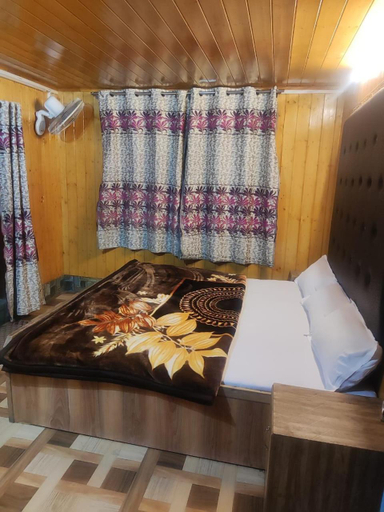 Others 5, HOTEl momin, Srinagar