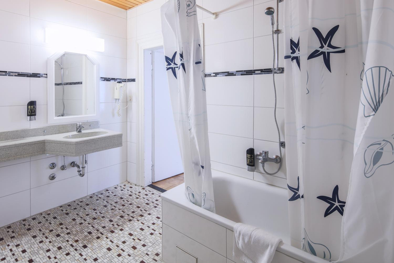 Bathroom 5, Hotel Starkenburger Hof, Bergstraße