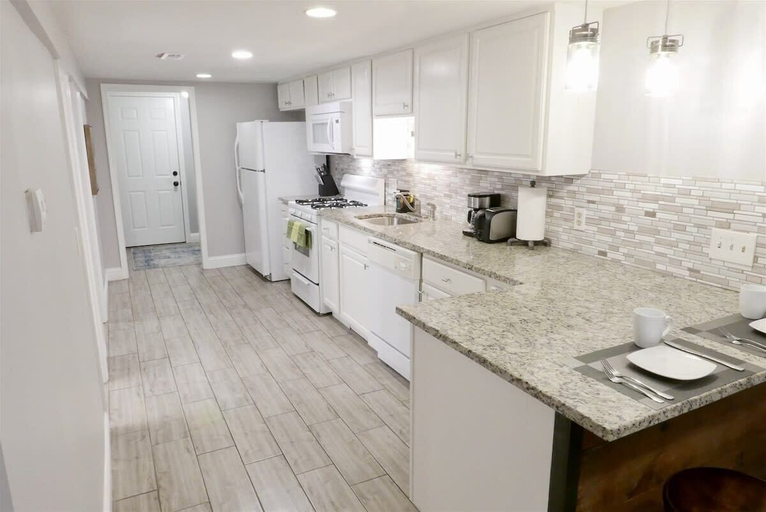 Interior 4, Federalist Style Rowhouse Sleeps 4 With Parking, Washington D.C.