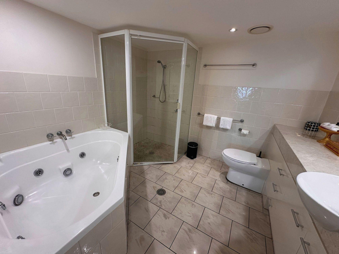 Bathroom 5, Riverside Holiday Apartments, Ballina
