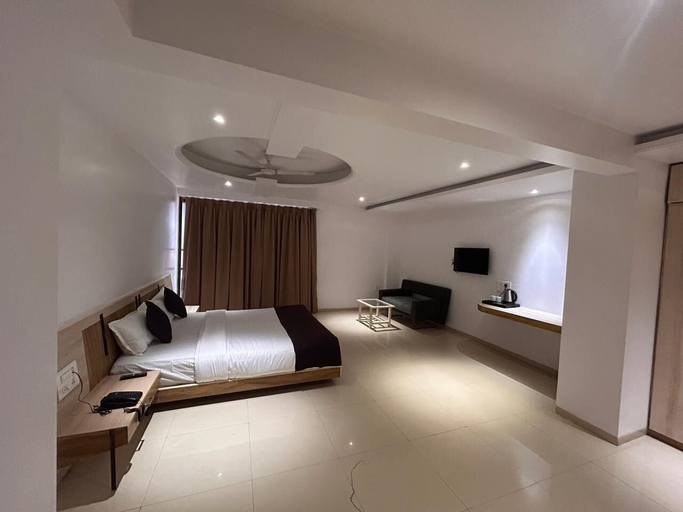 Others 2, The Neelam Executive, Pune