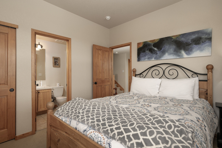 Room 5, 130 Discovery Court At Rendezvous 3 Bedroom Home, Grand