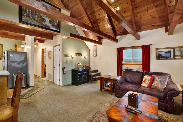 Living area 2, Oakwood Cottage #2582, San Bernardino