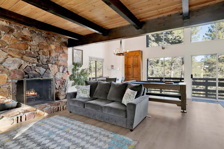 Living area 4, 2590-round Rock Lodge, San Bernardino