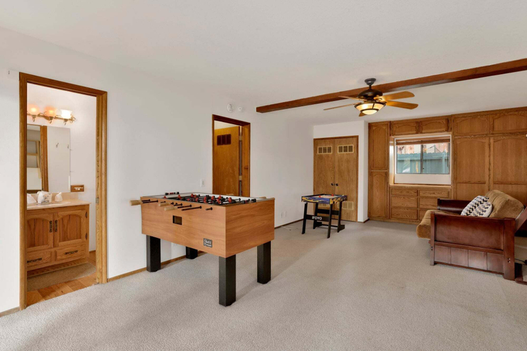 Game room 4, Vivienda de Osos #2549, San Bernardino