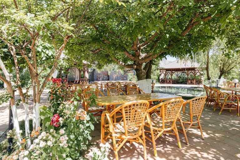 Outdoor dining, Charos Family Resort, Bo'stonliq