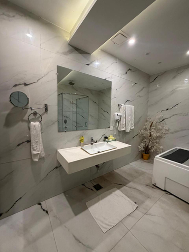 Bathroom 4, Hilton Suites Lahore, Lahore