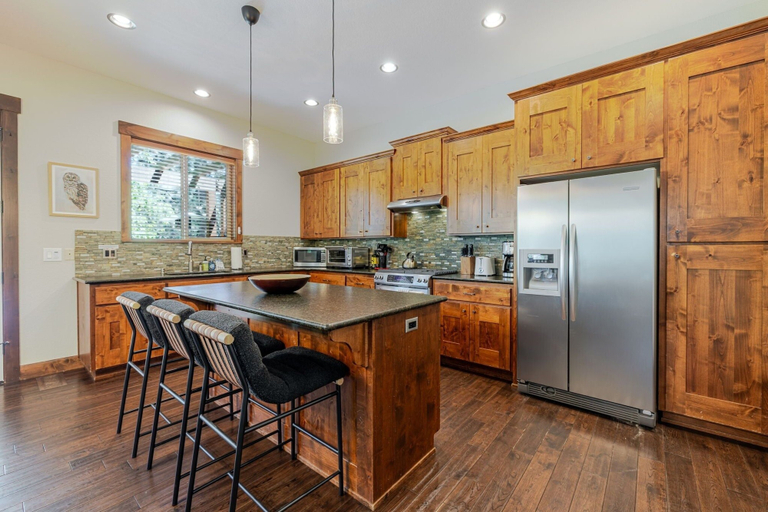 Private kitchen 2, Points West 4 Bedroom Townhouse by RedAwning, Deschutes