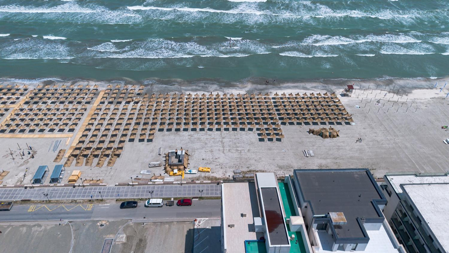 Others 4, Azzurro Beachfront - Prima linie la MARE, Navodari