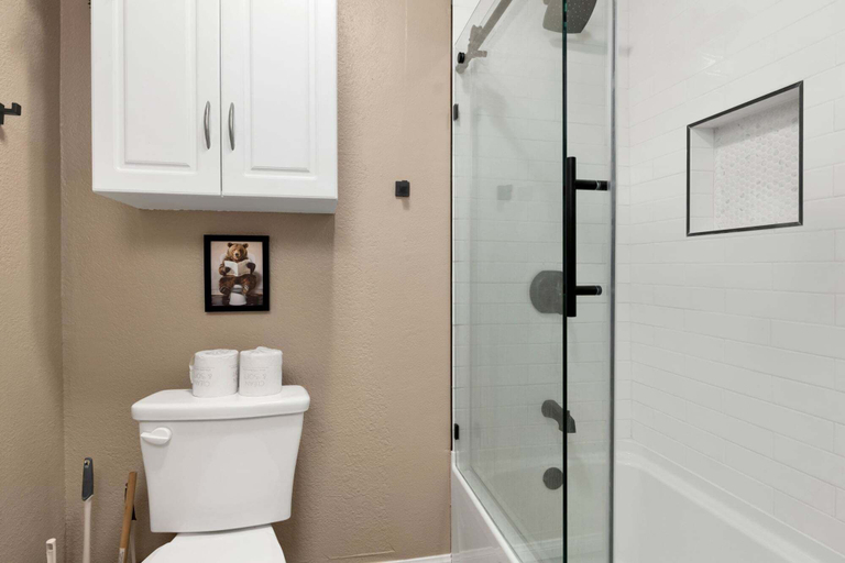 Bathroom 5, 2613-shiloh Woods Cabin, San Bernardino