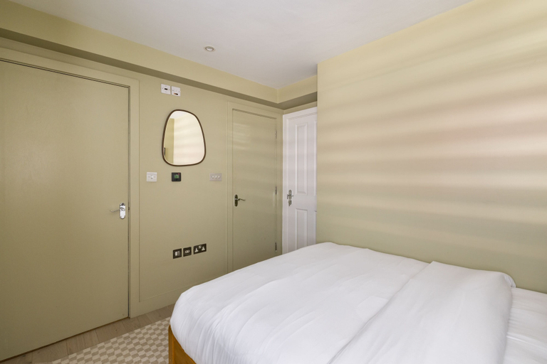 Room 4, Sage Tones with Private Patio, London