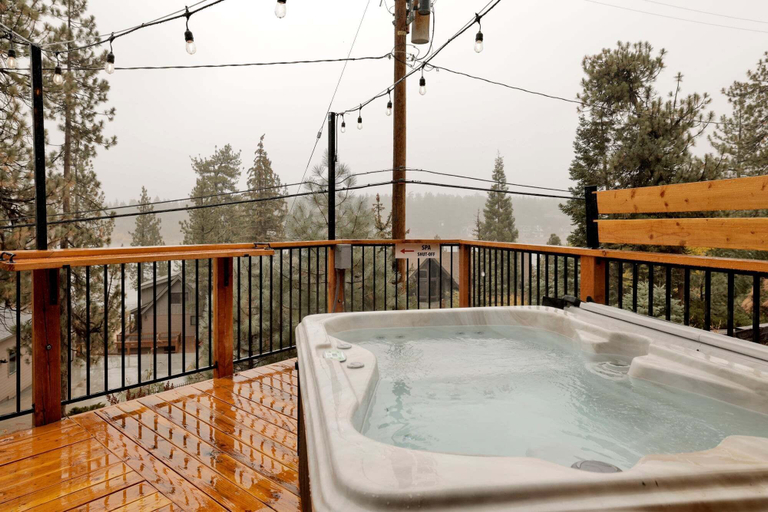 Outdoor spa tub, 2593-stairway to Heaven, San Bernardino