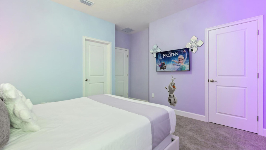 Room 4, Lakeside Villa With Pool BBQ Cinema Games Room, Osceola