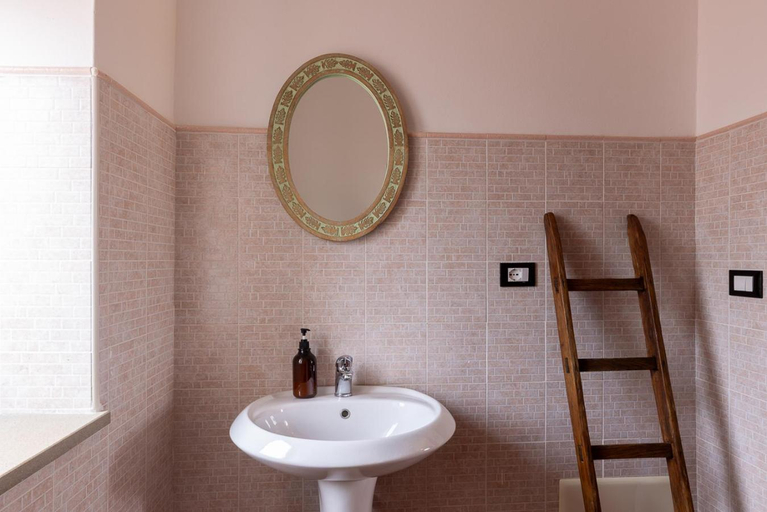 Bathroom 4, Omero, Messina