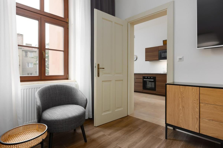 Others 4, Quiet and cozy near city center, balcony, Praha 1
