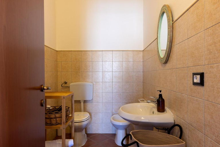 Bathroom 3, Omero, Messina