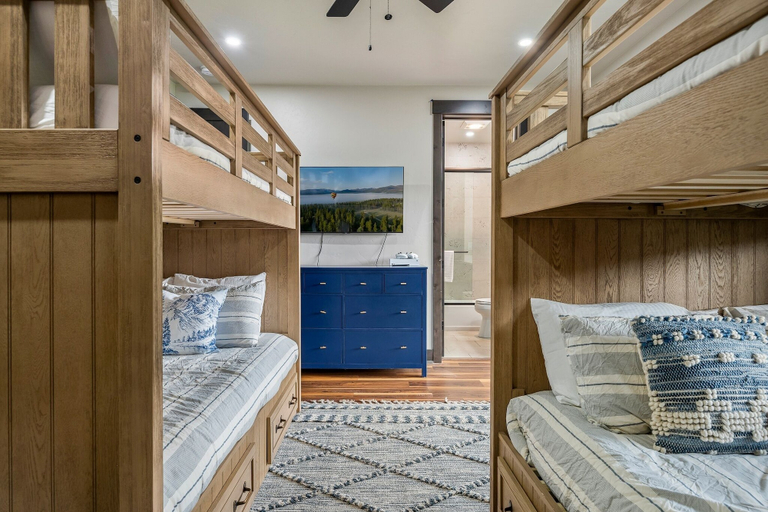 Room 3, Blue Horizon Chalet 4 Bedroom Home, Grand
