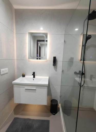 Bathroom 5, Giri Prime Inn Cyber City By OTABoostup, Gurgaon