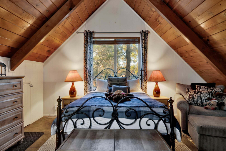 Room 3, Oakwood Cottage #2582, San Bernardino