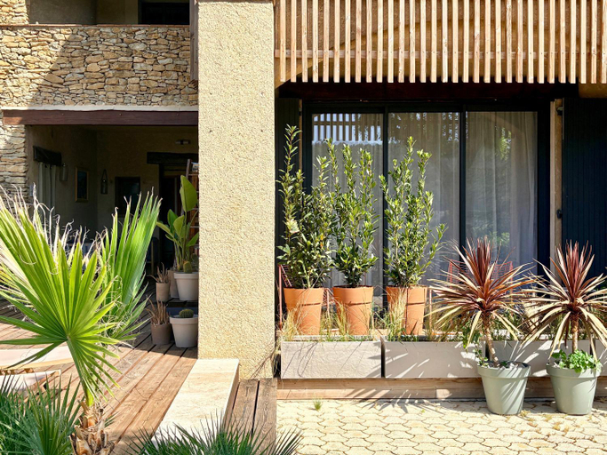 Exterior & Views