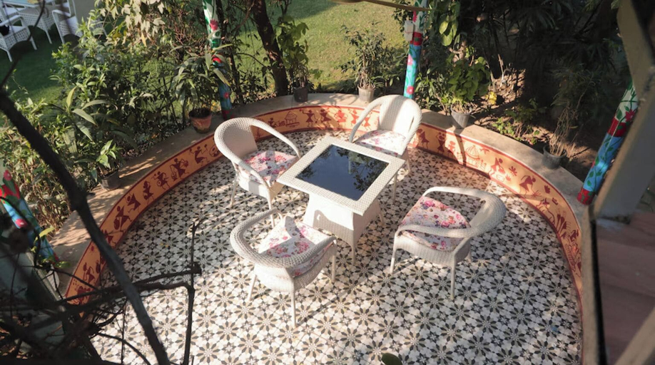 Outdoor dining 4, Urban Escape Farmhouse by GGH Noida, Gautam Buddha Nagar