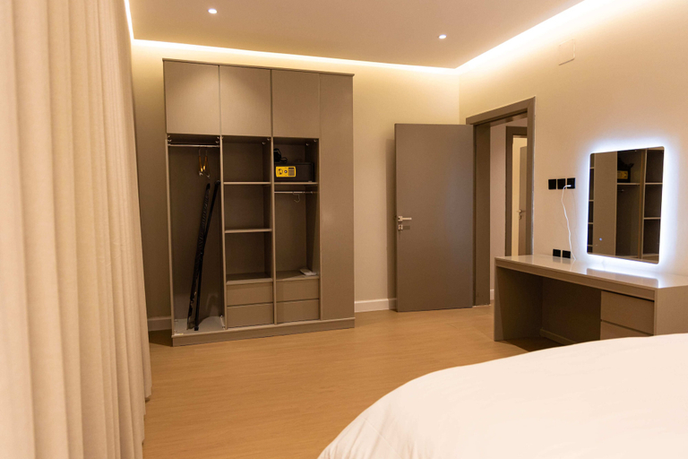 Room 2, Dewad