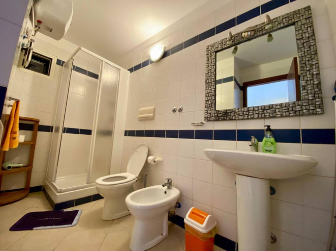 Bathroom 4, Leme Bedje - By Bobbywashere