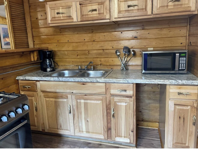 Private kitchen 3, Casey's Cabins, Lincoln