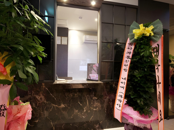 Others 5, Hotel CoCo, Dong