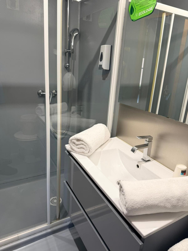 Bathroom, Hôtel de la Vallée, Doubs